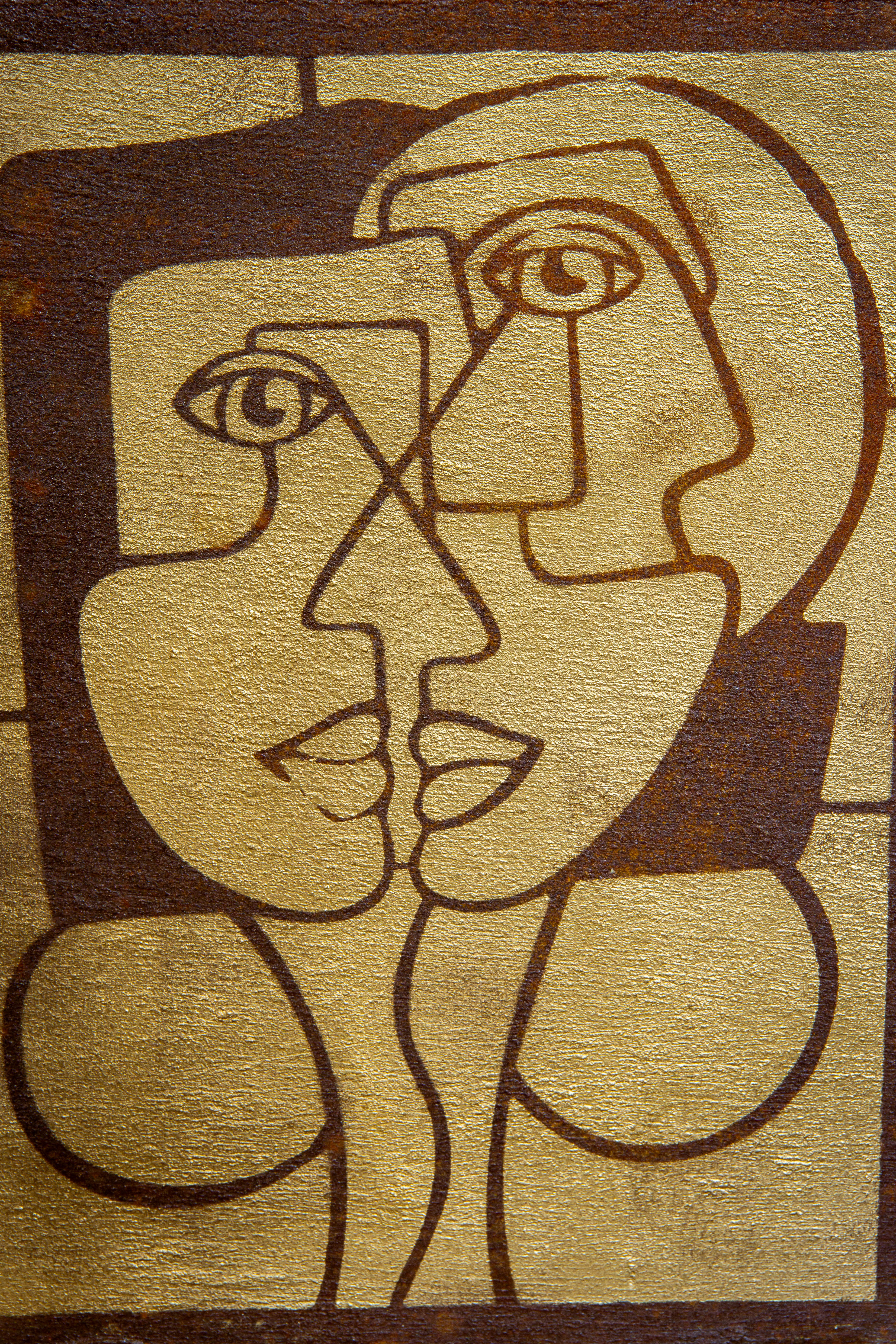 Kwadratowa osłonka loft w efekcie kortenu z ręcznie malowaną, złotą geometryczną twarzą